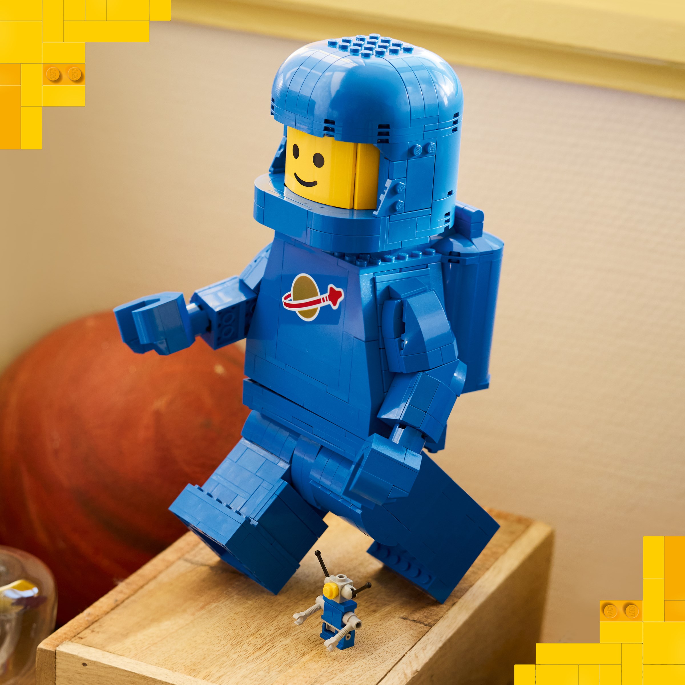 LEGO 40921 Scaled-Up Blue Astronaut Minifigure revealed! | Brickset